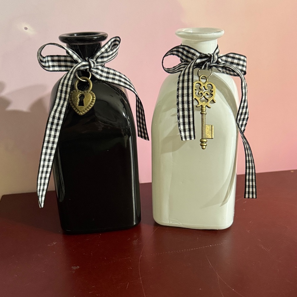 Elegant Black and White Vase Set with Ribbon Accents